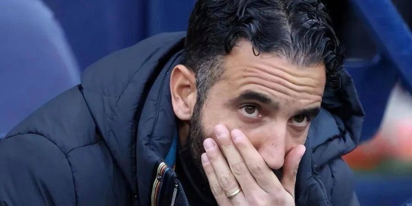 30万周薪突生变数！曼联“砍薪留人”暗藏玄机，32岁面临残酷抉择